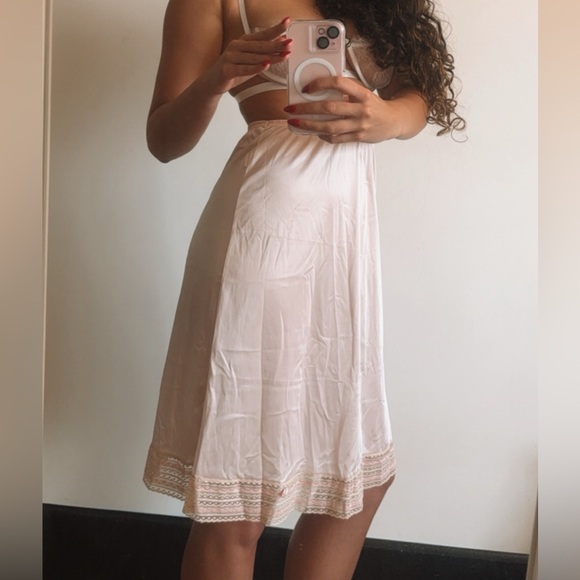 Vintage 80s Vanity Fair Embroidered Hem Coquette Pink Rosette Slip Skirt - Picture 13 of 13